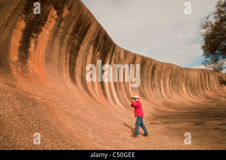 Photographiant Wave Rock une formation géologique naturelle près de Hyden Westen en Australie Banque D'Images