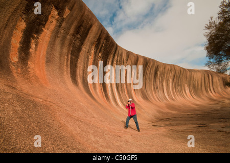 Photographiant Wave Rock une formation géologique naturelle près de Hyden Westen en Australie Banque D'Images