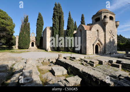 Rhodes. La Grèce. Monastère de la Vierge du monastère de Filerimos, aka Panagia et vestiges de l'ancien Temple d'Athéna Polias Banque D'Images