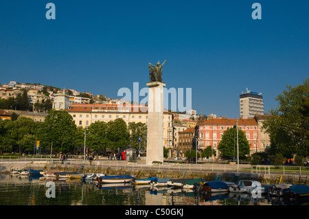 Bateaux amarrés à Mrtvi-ville de Rijeka par canal Kanal Golfe du Kvarner Croatie Europe Banque D'Images