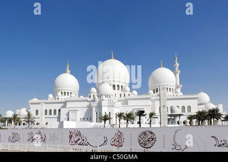 Vue extérieure, Grande Mosquée de Sheikh Zayed, la troisième plus grande mosquée du monde, Al Maqtaa, Abu Dhabi, Émirats Arabes Unis Banque D'Images