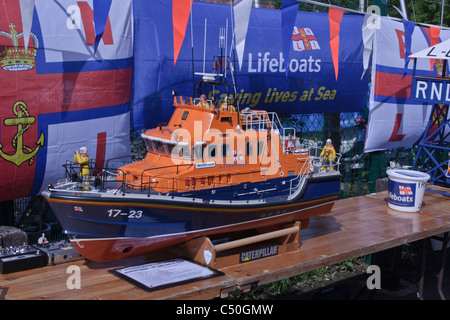 La collecte de fonds Royal National Lifeboat Institution affichage des modèles radio-commandés de sauvetage échelle etherow country park Banque D'Images