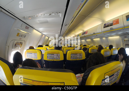 Vue fisheye de Ryanair Boeing 737-800 intérieur avec passagers, peu profonde DOF. Banque D'Images