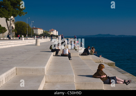 Morske orgulje les gens à l'écoute de l'orgue de la mer le long d'Obala Kralja Petra Kresimira IV promenade au bord de l'Europe Croatie Zadar Banque D'Images