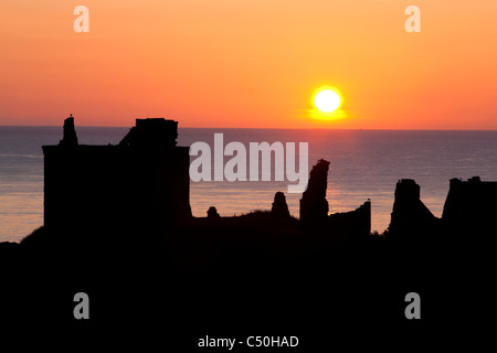 Dunnottar Castle et le lever du soleil sur la mer du Nord, Stonehaven, sur la côte nord-est de l'Ecosse Banque D'Images