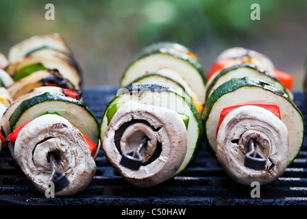 Plusieurs langues de légumes se trouvent sur le grill Banque D'Images