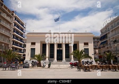 Construire avec des colonnes et des restaurants de la promenade côtière de la ville de port Volos en Thessalie sur le continent grec, Grèce Banque D'Images