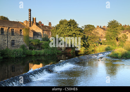 Un wier sur la rivière Aire, à Bingley, West Yorkshire Banque D'Images