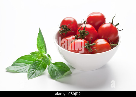 Bol avec tomates fraîches isolées sur fond blanc. Banque D'Images