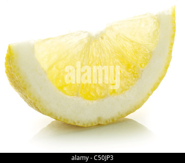 Tranche de citron sur un fond blanc. Banque D'Images