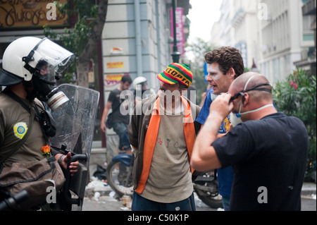 Parler aux manifestants policier anti-émeute en Karagiorgi Vassou 22 près de la place de Syntagma Banque D'Images