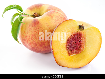 Pêche mûre avec des feuilles de fruits et slises sur fond blanc. Banque D'Images