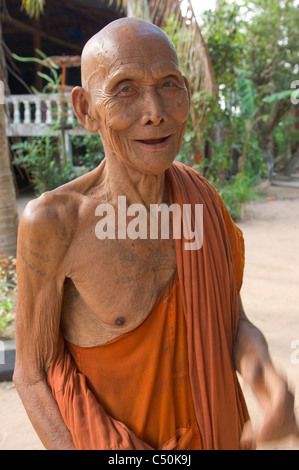 Personnes âgées Le moine bouddhiste, Wat Lolei, près de Siem Reap, Cambodge Banque D'Images