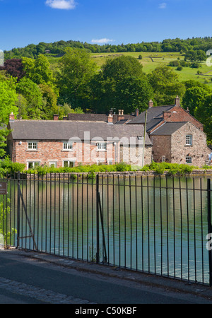 Cromford Mill Pond (étang), Greyhound village de Cromford, Derbyshire, Angleterre, Royaume-Uni Banque D'Images