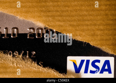 Colis déchiré se complaire en papier d'une carte de crédit Visa Banque D'Images