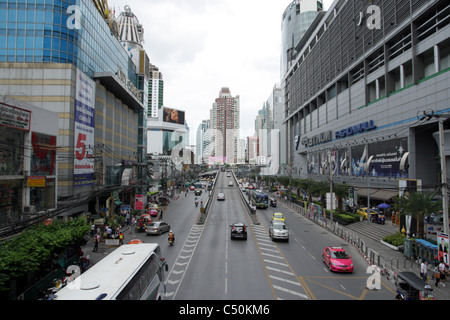 La circulation à proximité du quartier commerçant de Pratunam à Bangkok Banque D'Images