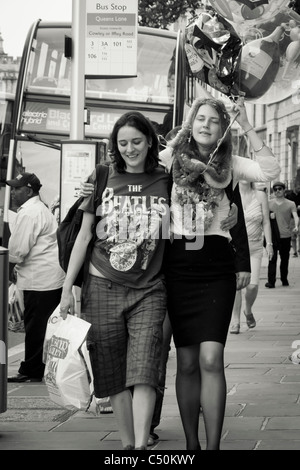 Les fêtards dans les rues d'Oxford, Angleterre Banque D'Images