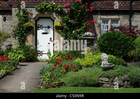 Jardin de chalet dans le village Peak District d'Ilam, Staffordshire Banque D'Images