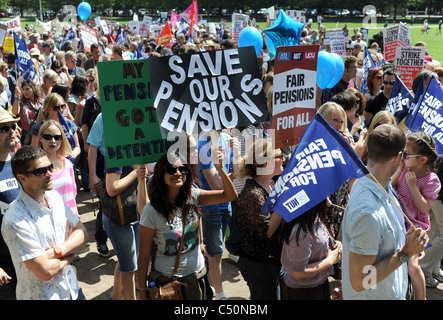 Des milliers d'enseignants et de travailleurs du secteur public en manifestation défilent dans Brighton aujourd'hui contre les réductions de pensions proposées 2011 Banque D'Images