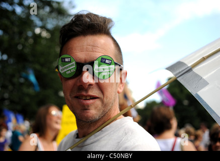 Des milliers d'enseignants et travailleurs du secteur public sur une marche de protestation à Brighton aujourd'hui contre le projet de coupes dans les retraites Banque D'Images