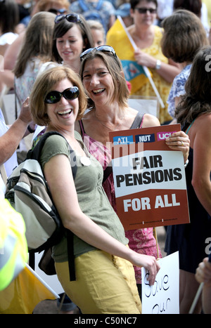 Des milliers d'enseignants et travailleurs du secteur public sur une marche de protestation à Brighton aujourd'hui contre le projet de coupes dans les retraites Banque D'Images