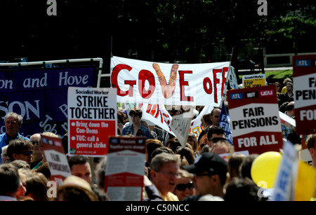 Des milliers d'enseignants et travailleurs du secteur public sur une marche de protestation à Brighton aujourd'hui contre le projet de coupes dans les retraites Banque D'Images