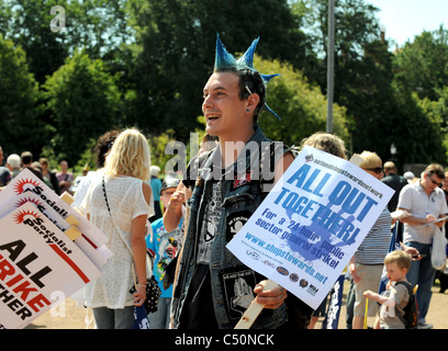 Des milliers d'enseignants et travailleurs du secteur public sur une marche de protestation à Brighton aujourd'hui contre le projet de coupes dans les retraites Banque D'Images