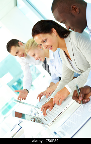 Groupe de gens d'affaires des travaux de planification dans office Banque D'Images