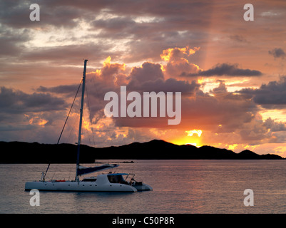 Voilier de St.John, îles Vierges américaines et le coucher du soleil. Banque D'Images