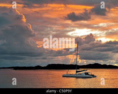 Voilier de St.John, îles Vierges américaines et le coucher du soleil. Banque D'Images
