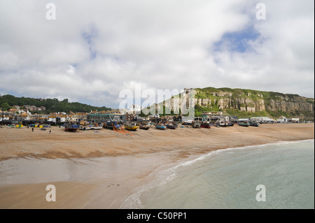 Vue sur les bateaux de pêche sur la plage du Stade aka Hastings East Sussex England UK Banque D'Images