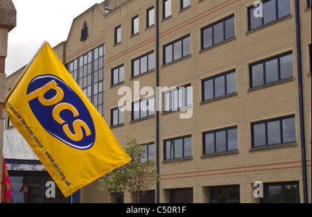 PCS drapeau sur la ligne de piquetage à HMRC, Queen's Dock, Liverpool Banque D'Images