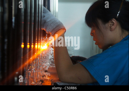 Processus de production de l'énergie solaire à tubes sous vide à Shanghai Chine Banque D'Images