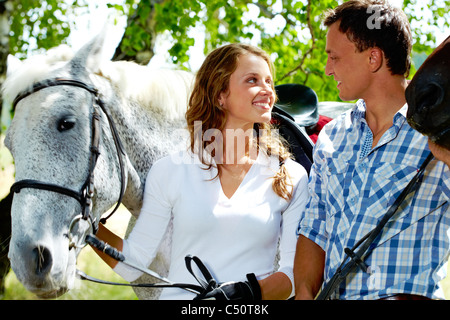 Image de l'heureux couple de jockeys à l'un l'autre Banque D'Images