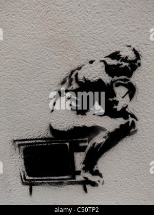 Paris, France, Graffitti Art, mur de peinture, "le penseur" sur un téléviseur, Stencil, rodin Banque D'Images