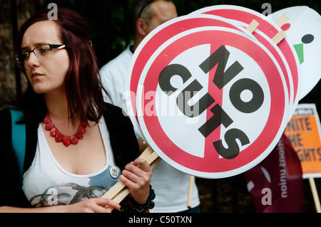 Une journée de grève par les enseignants et les fonctionnaires pour protester contre les changements de pensions - femme tenant des pancartes disant : Pas de réduction Banque D'Images