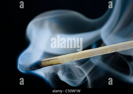 Un ménage ordinaire correspond à la sécurité - fumeurs, sur noir. Banque D'Images