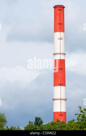 Cheminée isolée en rouge et blanc Banque D'Images