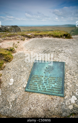 Le sommet de Rough Tor sur Bodmin Moor en Cornouailles, Angleterre, Royaume-Uni, et un mémorial commémorant les morts de guerre Banque D'Images