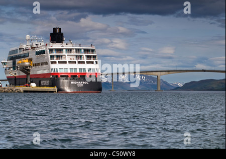Un bateau de croisière amarré par Sortland Bridge près de la ville de Sortland, dans le nord de la Norvège Banque D'Images