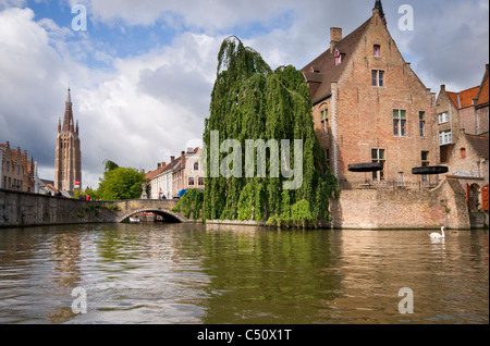 La vue vers l'église de Notre Dame à Bruges vu du Rozenhoedkaai Banque D'Images