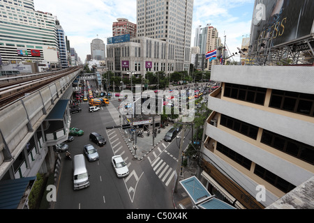 Jonction de Sukhumvit et Asok Routes, Bangkok, Thaïlande, à partir de la station de BTS Skytrain Asok Banque D'Images