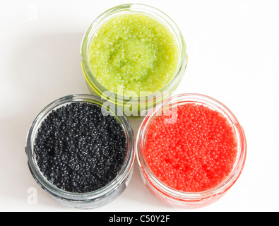 Rouge, vert et noir caviar dans des bocaux en verre sur fond blanc avec Banque D'Images