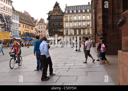 Les touristes sur la Place de la Cathedrale, admirer la Cathédrale. Strasbourg, France Banque D'Images