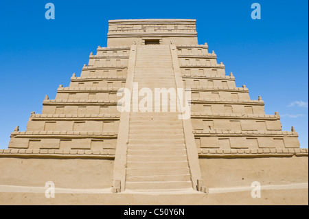 Pyramide aztèque au Festival de sculptures de sable sur le front de plage à Weston Super Mare Somerset South West England UK Banque D'Images