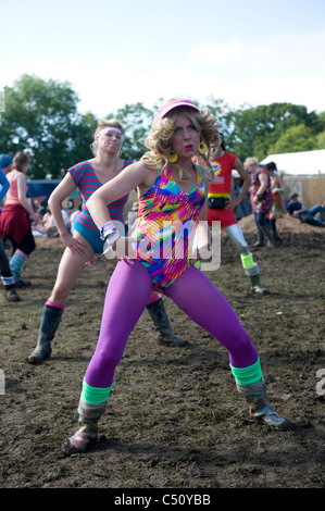 Du spectacle et des artistes de faire une parodie d'aérobic au festival de Glastonbury, Somerset , Royaume-Uni. Banque D'Images