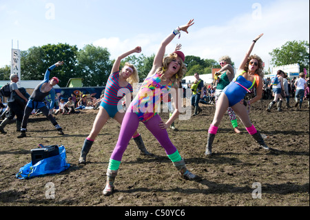 Du spectacle et des artistes de faire une parodie d'aérobic au festival de Glastonbury, Somerset , Royaume-Uni. Banque D'Images