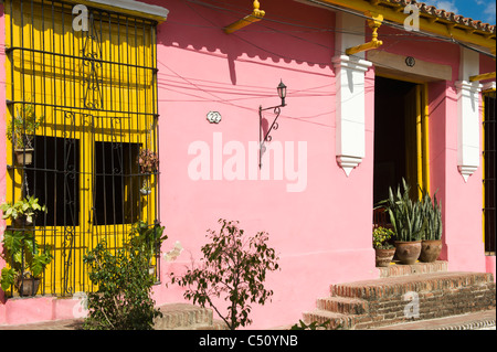 Façade colorée de maisons coloniales, Camaguey, Cuba Banque D'Images