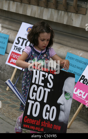 Petite fille avec placard de David Cameron en grève retraites demo 30 Juin 2011 London England UK Banque D'Images