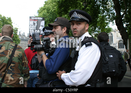 Tournage caméraman Police manifestants grève retraite 30 Juin 2011 London England UK Banque D'Images